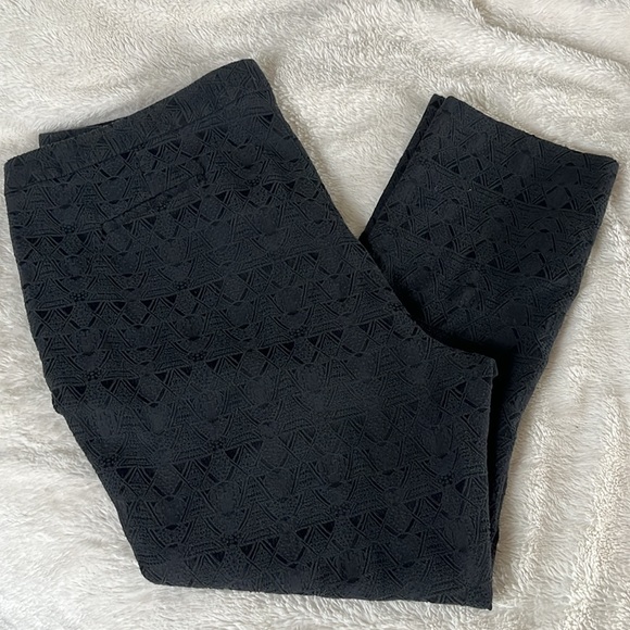 Amanda+Chelsea women’s plus size 20W pants, black patterned material - Picture 2 of 9